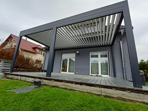 BIOKLIMATICKÁ PERGOLA SE SCREENOVOU ROLETOU A LED OSVĚTLENÍM VE VELKÉ POLOMI