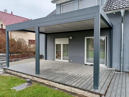 BIOKLIMATICKÁ PERGOLA SE SCREENOVOU ROLETOU A LED OSVĚTLENÍM VE VELKÉ POLOMI
