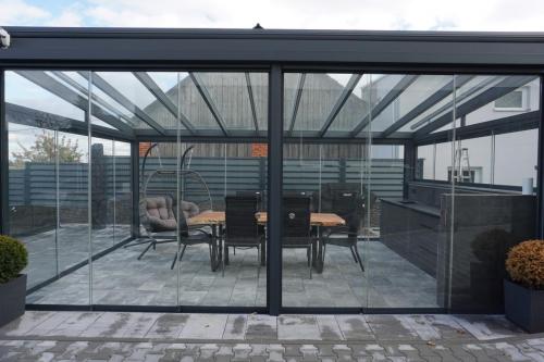 Jihlava Samostojná pergola Rapallo s prosklenou střechou, rozměr 6000x4000mm, barva konstrukce Antracit RAL 7016 s jemnou strukturou.Doplňky :Zasklení bezrámové zasklení SimpleLine VIEWBoční rolety TARA PREMIOStřešní markýza MILLENIUM II