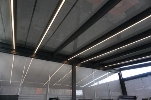 Jihlava Samostojná pergola Rapallo s prosklenou střechou, rozměr 6000x4000mm, barva konstrukce Antracit RAL 7016 s jemnou strukturou.Doplňky :Zasklení bezrámové zasklení SimpleLine VIEWBoční rolety TARA PREMIOStřešní markýza MILLENIUM II