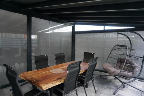 Jihlava Samostojná pergola Rapallo s prosklenou střechou, rozměr 6000x4000mm, barva konstrukce Antracit RAL 7016 s jemnou strukturou.Doplňky :Zasklení bezrámové zasklení SimpleLine VIEWBoční rolety TARA PREMIOStřešní markýza MILLENIUM II