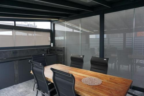 Jihlava Samostojná pergola Rapallo s prosklenou střechou, rozměr 6000x4000mm, barva konstrukce Antracit RAL 7016 s jemnou strukturou.Doplňky :Zasklení bezrámové zasklení SimpleLine VIEWBoční rolety TARA PREMIOStřešní markýza MILLENIUM II