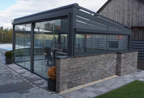Jihlava Samostojná pergola Rapallo s prosklenou střechou, rozměr 6000x4000mm, barva konstrukce Antracit RAL 7016 s jemnou strukturou.Doplňky :Zasklení bezrámové zasklení SimpleLine VIEWBoční rolety TARA PREMIOStřešní markýza MILLENIUM II