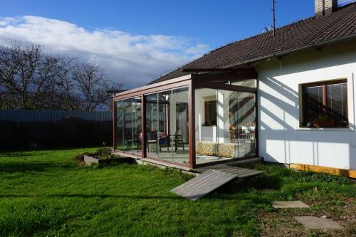 Realizace pergoly rapallo ve Starojické LhotěRapallo se skleněnou střechou v rozměru 4925x2820mm, barva konstrukce hnědá RAL 8016 s bezrámovým zasklením Simple Line View a Střešní markýzou Millenium II.