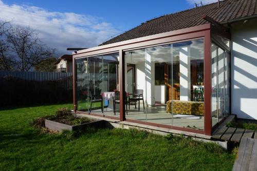 Realizace pergoly rapallo ve Starojické LhotěRapallo se skleněnou střechou v rozměru 4925x2820mm, barva konstrukce hnědá RAL 8016 s bezrámovým zasklením Simple Line View a Střešní markýzou Millenium II.