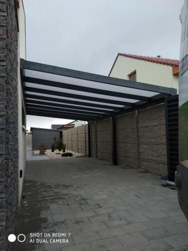 PERGOLA LIGURE S POLYKARBONÁTOVOU STŘECHOU - POHOŘELICE